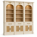 Estantería con almacenamiento con formas arqueadas y detalles de entramado, blanco y marrón